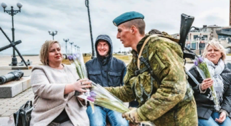 На Первом канале показали сюжет о том, как десантники поздравили женщин Новороссийска с 8 марта
