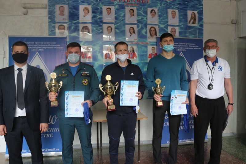 Новороссийские полицейские приняли участие в соревнованиях по плаванию