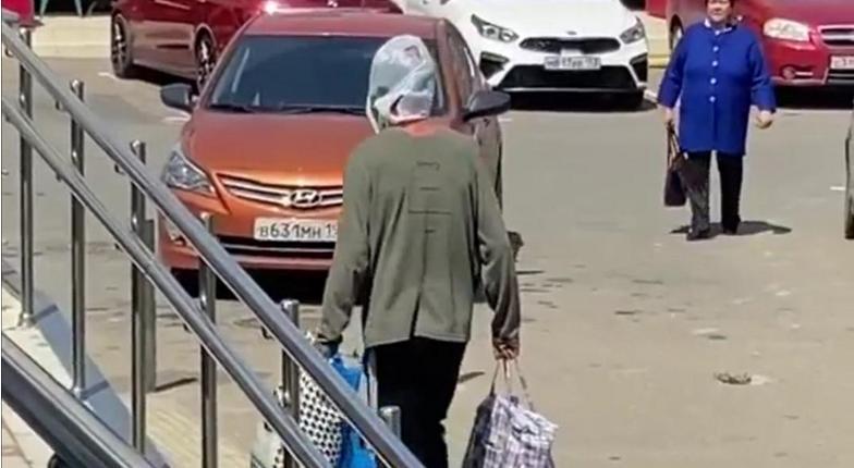 «Очередной городской сумасшедший!»: новороссийцы заметили мужчину с пакетом на голове на улицах города