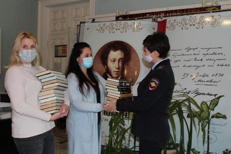 Полицейские Новороссийска  приняли участие в акции, приуроченной к Международному  дню  дарения книг