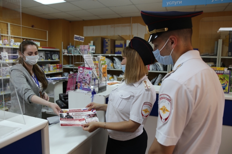 Полицейские Новороссийска раздали гражданам памятки безопасности
