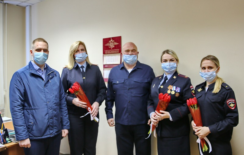 Представители Общественного совета при кубанском главке полиции поздравили женщин-участковых уполномоченных полиции с 8 Марта