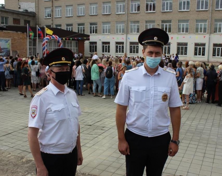 Представители общественности проверили несение службы полицейскими в школах