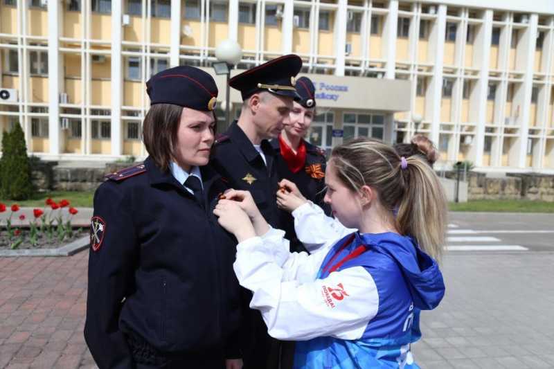 Сотрудники Управления МВД России по городу Новороссийску принимают участие во Всероссийской акции &laquo;Георгиевская лента&raquo;