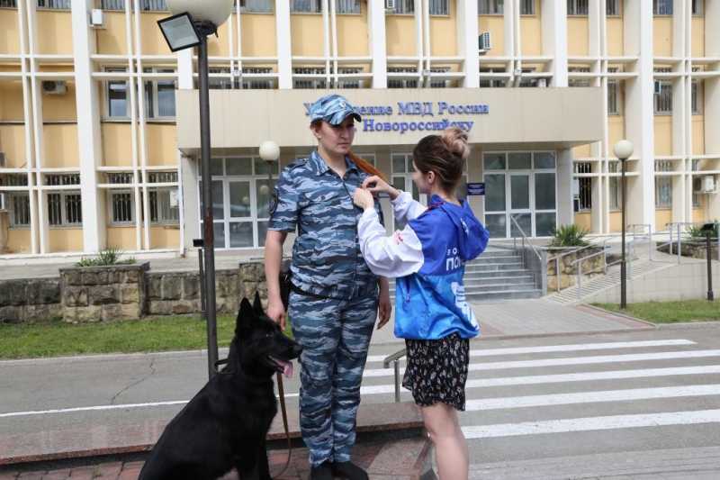 Сотрудники Управления МВД России по городу Новороссийску принимают участие во Всероссийской акции &laquo;Георгиевская лента&raquo;