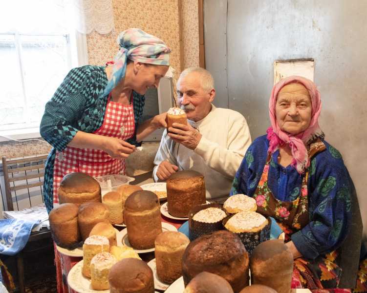Тридцать куличей для 10 детей и 7 внуков испекли на Пасху в новороссийской семье