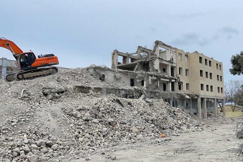 В Анапе завершают снос 12-этажного самостроя