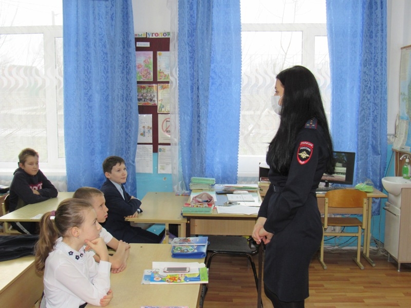 В Белоглинском районе полицейские напомнили школьникам Правила дорожного движения