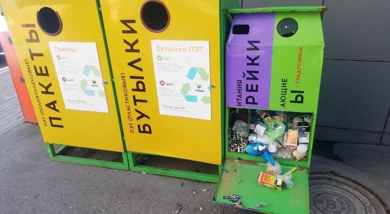 В Центральном районе Новороссийска сломан экобокс: опасные отходы разбросаны по улице