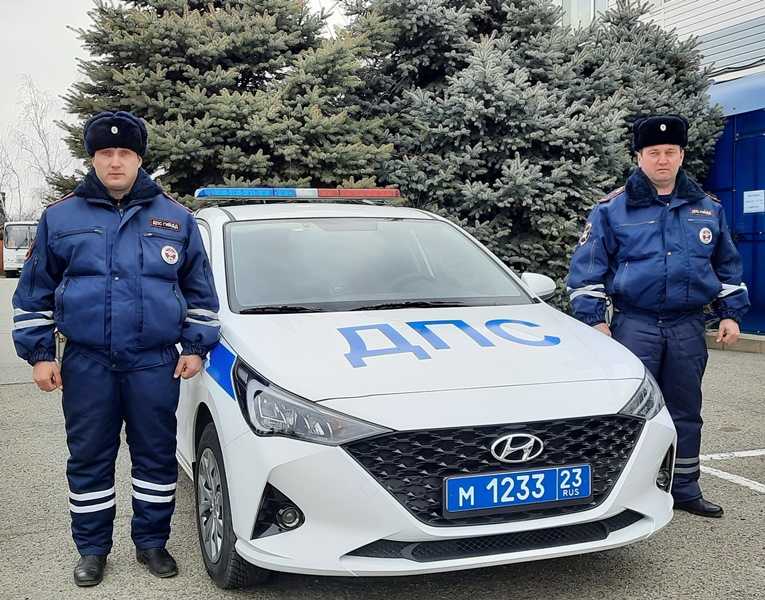 В Лабинском районе сотрудники дорожно-патрульной службы помогли мужчине, оказавшемуся в беспомощном состоянии