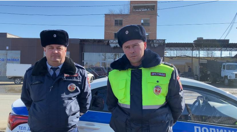 В Мостовском районе госавтоинспекторы помогли сохранить имущество во время пожара в автосервисе