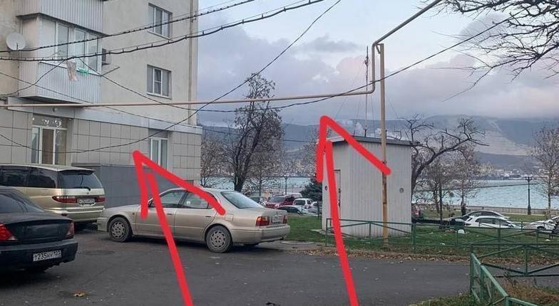 В Новороссийске на улице Набережной провисли провода: их «хозяина» не могут найти