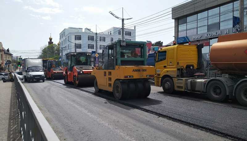 В Новороссийске ремонт дорог по нацпроекту идет в две смены