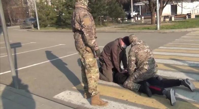 В Новороссийске рядом с &amp;quot;Бон Пассажем&amp;quot; силовики задержали вымогателя (видео)