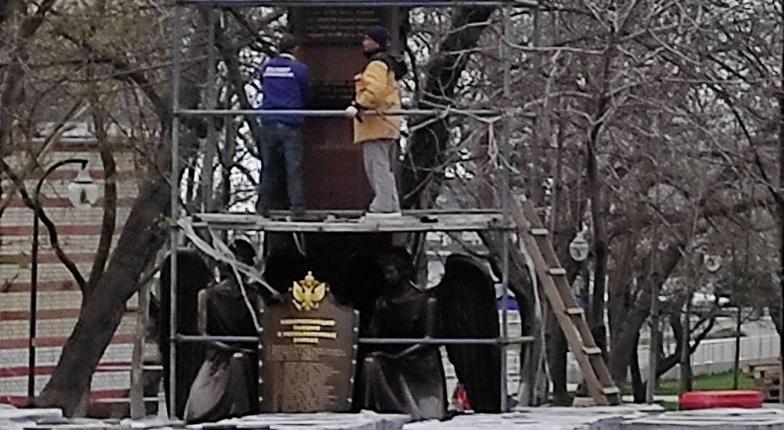 В парке Фрунзе начался демонтаж памятника новороссийцам, павшим в необъявленных воинах