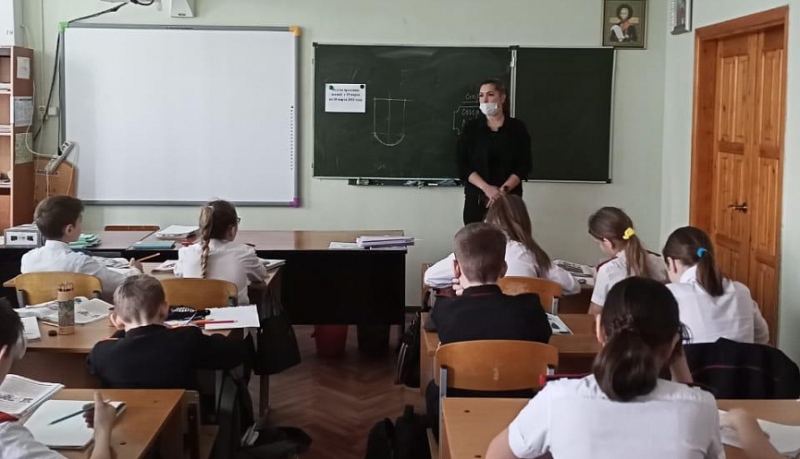 В преддверии весенних каникул на территории Приморского внутригородского района в учебных учреждениях проводятся правовые уроки