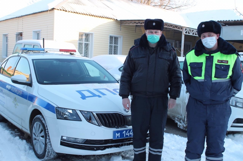 В Староминском районе полицейские оказали помощь водителю сломавшегося на трассе молоковоза