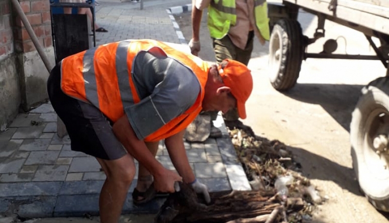 Во внутригородских районах Новороссийска продолжаются работы по устранению последствий ЧС