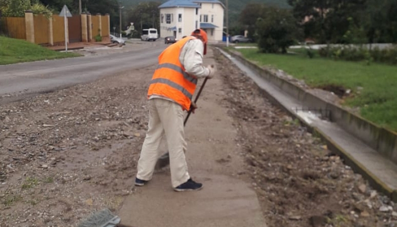 Во внутригородских районах Новороссийска продолжаются работы по устранению последствий ЧС